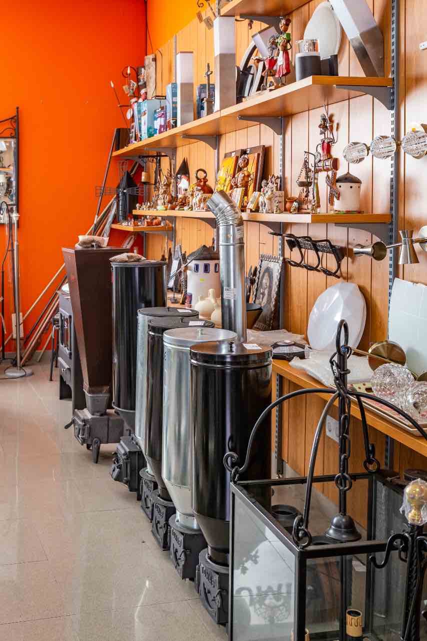 Estufas de varios colores en Ferretería Gildo